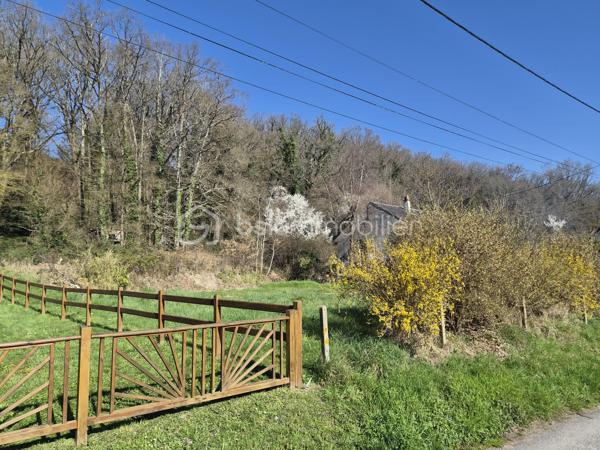 Maison neuve 111 m² + Terrain 2 638 m² – Permis accordé – Projet clé en main
Situé au calme absolu, au bout d’une impasse sur la commune de Saint Michel sur Loire, ce projet vous offre l’opportunité rare d’acquérir un terrain entièrement viabilisé accompagné d’un permis de construire déjà accepté (gain de temps considérable) pour une maison moderne de 111 m² avec carport attenant possible.
🌿 Le terrain – 2 638 m² au total
•	Une première parcelle de 1 470 m², dont 750 m² constructibles sur un beau plateau exposé plein sud.
•	Une seconde parcelle de 1 168 m², en face, partiellement boisée : idéale pour jardin, loisirs, détente ou animaux.
•	Terrain viabilisé, réseaux amenés jusqu’à l’emplacement de la maison.
•	Assainissement individuel installé.
•	Pluviales déjà raccordées au réseau
•	Chemin d’accès chantier déjà réalisé. 
→ Plus de 25 000 € d’économies déjà intégrées dans le projet.
🏠 La maison – 111 m² habitables (permis accordé)
Le permis porte sur une maison contemporaine comprenant :
•	Grande pièce de vie lumineuse ouverte sur le jardin,
•	3 chambres,
•	Cellier,
•	Carport attenant,
•	Prestations modernes : chauffage au sol, pompe à chaleur, domotique, etc.
Un constructeur a déjà chiffré cette maison : 👉 Projet global terrain + construction : moins de 278 000 € Une opportunité exceptionnelle pour une maison neuve de cette surface dans un cadre naturel et paisible.
☀️ Cadre de vie
Exposition plein sud, environnement calme, nature préservée, à :
•	7 min de Langeais,
•	9 min de l’A85,
•	25 min de Tours Ouest.
💡 Primo accédants : PTZ disponible sur ce secteur
📩 Pour en savoir plus sur le projet, les plans, le chiffrage ou organiser une rencontre, contactez moi. Je vous accompagne pour construire sereinement votre futur lieu de vie.