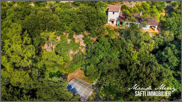 Position dominante - villa de 40 m2 habitable - garage et pièce indépendants d'une surface d'environ 20 m2 chacun - piscine - terrain de 3000 m2 en pente