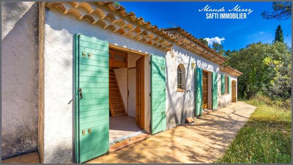 Position dominante - villa de 40 m2 habitable - garage et pièce indépendants d'une surface d'environ 20 m2 chacun - piscine - terrain de 3000 m2 en pente