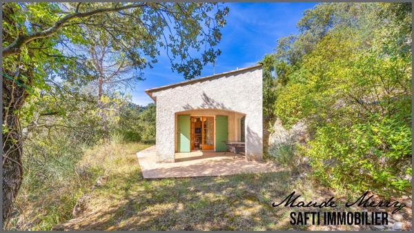 Position dominante - villa de 40 m2 habitable - garage et pièce indépendants d'une surface d'environ 20 m2 chacun - piscine - terrain de 3000 m2 en pente