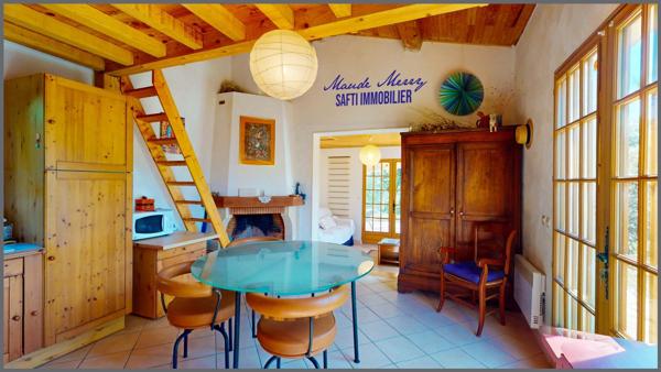 Position dominante - villa de 40 m2 habitable - garage et pièce indépendants d'une surface d'environ 20 m2 chacun - piscine - terrain de 3000 m2 en pente