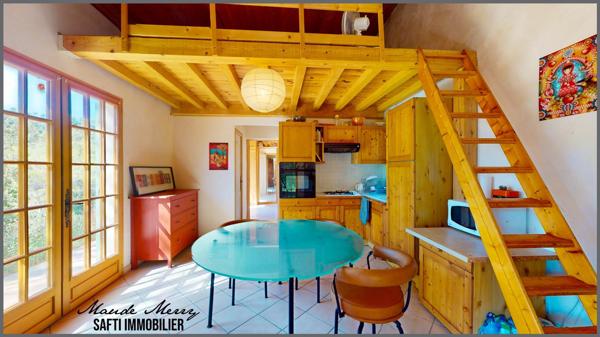 Position dominante - villa de 40 m2 habitable - garage et pièce indépendants d'une surface d'environ 20 m2 chacun - piscine - terrain de 3000 m2 en pente
