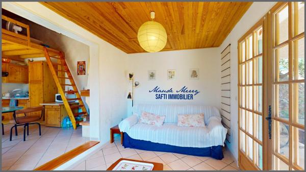 Position dominante - villa de 40 m2 habitable - garage et pièce indépendants d'une surface d'environ 20 m2 chacun - piscine - terrain de 3000 m2 en pente