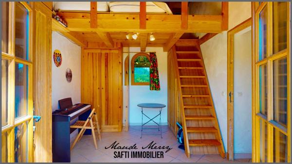 Position dominante - villa de 40 m2 habitable - garage et pièce indépendants d'une surface d'environ 20 m2 chacun - piscine - terrain de 3000 m2 en pente