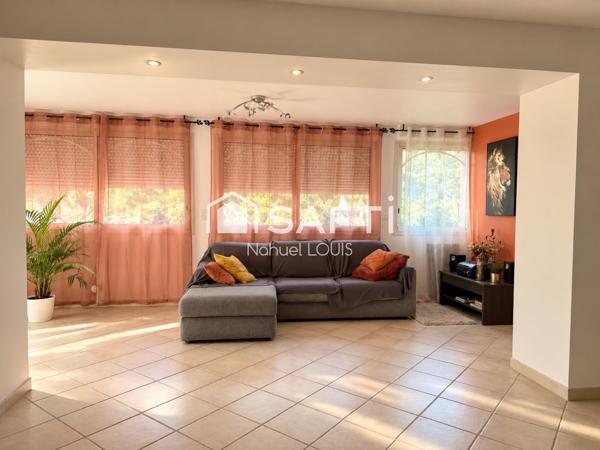 VILLA – PREMIÈRE LIGNE – LES PIEDS DANS L’EAU