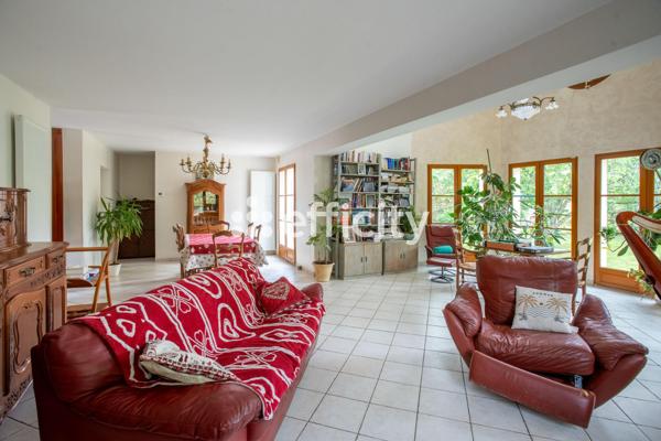 Maison
         8 pièces
        - 166 m²