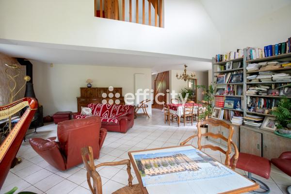 Maison
         8 pièces
        - 166 m²