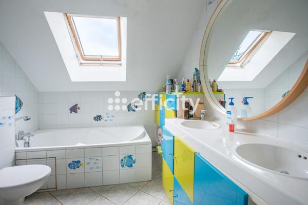 Maison
         8 pièces
        - 166 m²