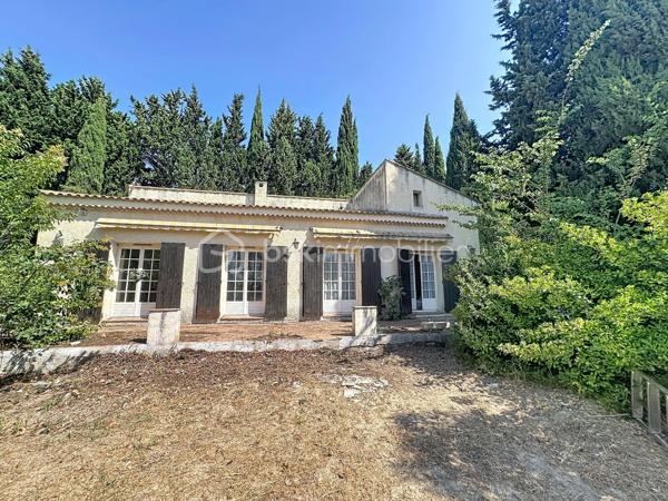 En exclusivité venez découvrir notre dernière pépite!!!

Vous rêvez de créer la maison qui vous ressemble ? Cette propriété est faite pour vous !

Située dans un environnement calme et verdoyant, en fond d'impasse et au sein d'un quartier familial et résidentiel, cette maison à rénover entièrement offre un énorme potentiel d'aménagement grâce à ses volumes, ses dépendances et son magnifique terrain plat et piscinable de plus de 1 000 m²...

La maison de 135 m² au sol se compose comme suit : 
D' Environ 100 m² de plain-pied :
Cuisine de 10 m² avec accès terrasse et garage
Belle pièce de vie de 26 m² avec cheminée et triple ouverture sur le jardin
3 chambres de 9, 12 et 13 m², dont 2 avec accès direct à la terrasse
Salle de bains de 6,6 m²
Salle d'eau de 7,5 m²
2 WC indépendants
et d'Un étage à exploiter de plus de 35 m² minimum supplémentaires comprenant :
2 chambres mansardées (12 m² et 9 m²)
Grenier de 14 m² avec véritable plancher
Combles aménageables permettant d'augmenter encore la surface habitable.

Un extérieur plein de charme
Terrain plat d'environ 1 000 m²
Piscine possible
Garage attenant de 17 m²
Terrasse couverte de 30 m², parfaite pour une future cuisine d'été ou un espace détente
Ancien poulailler de 10 m²
Forage avec pompe électrique
Ruisseau et végétation méditerranéenne offrant un cadre de vie privilégié

Informations importantes : 
Diagnostics en cours de réalisation.
Raccordement au tout-à-l'égout à prévoir (regards déjà installés en limite de propriété).
Mur de clôture à réaliser avec les futurs voisins.

Un bien rare pour les amoureux de rénovation, les familles en quête d'espace ou les investisseurs à la recherche d'un projet à forte valeur ajoutée. Une visite suffira pour imaginer tout son potentiel !