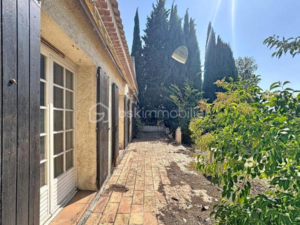 En exclusivité venez découvrir notre dernière pépite!!!

Vous rêvez de créer la maison qui vous ressemble ? Cette propriété est faite pour vous !

Située dans un environnement calme et verdoyant, en fond d'impasse et au sein d'un quartier familial et résidentiel, cette maison à rénover entièrement offre un énorme potentiel d'aménagement grâce à ses volumes, ses dépendances et son magnifique terrain plat et piscinable de plus de 1 000 m²...

La maison de 135 m² au sol se compose comme suit : 
D' Environ 100 m² de plain-pied :
Cuisine de 10 m² avec accès terrasse et garage
Belle pièce de vie de 26 m² avec cheminée et triple ouverture sur le jardin
3 chambres de 9, 12 et 13 m², dont 2 avec accès direct à la terrasse
Salle de bains de 6,6 m²
Salle d'eau de 7,5 m²
2 WC indépendants
et d'Un étage à exploiter de plus de 35 m² minimum supplémentaires comprenant :
2 chambres mansardées (12 m² et 9 m²)
Grenier de 14 m² avec véritable plancher
Combles aménageables permettant d'augmenter encore la surface habitable.

Un extérieur plein de charme
Terrain plat d'environ 1 000 m²
Piscine possible
Garage attenant de 17 m²
Terrasse couverte de 30 m², parfaite pour une future cuisine d'été ou un espace détente
Ancien poulailler de 10 m²
Forage avec pompe électrique
Ruisseau et végétation méditerranéenne offrant un cadre de vie privilégié

Informations importantes : 
Diagnostics en cours de réalisation.
Raccordement au tout-à-l'égout à prévoir (regards déjà installés en limite de propriété).
Mur de clôture à réaliser avec les futurs voisins.

Un bien rare pour les amoureux de rénovation, les familles en quête d'espace ou les investisseurs à la recherche d'un projet à forte valeur ajoutée. Une visite suffira pour imaginer tout son potentiel !