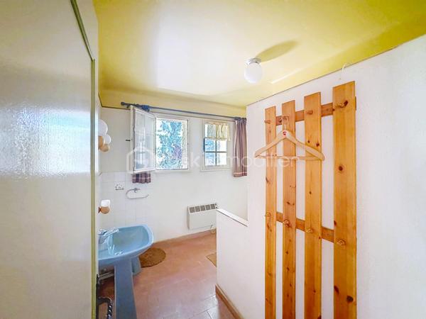 En exclusivité venez découvrir notre dernière pépite!!!

Vous rêvez de créer la maison qui vous ressemble ? Cette propriété est faite pour vous !

Située dans un environnement calme et verdoyant, en fond d'impasse et au sein d'un quartier familial et résidentiel, cette maison à rénover entièrement offre un énorme potentiel d'aménagement grâce à ses volumes, ses dépendances et son magnifique terrain plat et piscinable de plus de 1 000 m²...

La maison de 135 m² au sol se compose comme suit : 
D' Environ 100 m² de plain-pied :
Cuisine de 10 m² avec accès terrasse et garage
Belle pièce de vie de 26 m² avec cheminée et triple ouverture sur le jardin
3 chambres de 9, 12 et 13 m², dont 2 avec accès direct à la terrasse
Salle de bains de 6,6 m²
Salle d'eau de 7,5 m²
2 WC indépendants
et d'Un étage à exploiter de plus de 35 m² minimum supplémentaires comprenant :
2 chambres mansardées (12 m² et 9 m²)
Grenier de 14 m² avec véritable plancher
Combles aménageables permettant d'augmenter encore la surface habitable.

Un extérieur plein de charme
Terrain plat d'environ 1 000 m²
Piscine possible
Garage attenant de 17 m²
Terrasse couverte de 30 m², parfaite pour une future cuisine d'été ou un espace détente
Ancien poulailler de 10 m²
Forage avec pompe électrique
Ruisseau et végétation méditerranéenne offrant un cadre de vie privilégié

Informations importantes : 
Diagnostics en cours de réalisation.
Raccordement au tout-à-l'égout à prévoir (regards déjà installés en limite de propriété).
Mur de clôture à réaliser avec les futurs voisins.

Un bien rare pour les amoureux de rénovation, les familles en quête d'espace ou les investisseurs à la recherche d'un projet à forte valeur ajoutée. Une visite suffira pour imaginer tout son potentiel !
