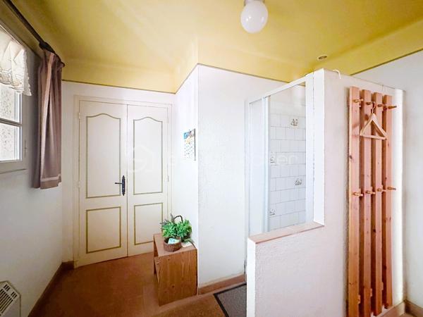 En exclusivité venez découvrir notre dernière pépite!!!

Vous rêvez de créer la maison qui vous ressemble ? Cette propriété est faite pour vous !

Située dans un environnement calme et verdoyant, en fond d'impasse et au sein d'un quartier familial et résidentiel, cette maison à rénover entièrement offre un énorme potentiel d'aménagement grâce à ses volumes, ses dépendances et son magnifique terrain plat et piscinable de plus de 1 000 m²...

La maison de 135 m² au sol se compose comme suit : 
D' Environ 100 m² de plain-pied :
Cuisine de 10 m² avec accès terrasse et garage
Belle pièce de vie de 26 m² avec cheminée et triple ouverture sur le jardin
3 chambres de 9, 12 et 13 m², dont 2 avec accès direct à la terrasse
Salle de bains de 6,6 m²
Salle d'eau de 7,5 m²
2 WC indépendants
et d'Un étage à exploiter de plus de 35 m² minimum supplémentaires comprenant :
2 chambres mansardées (12 m² et 9 m²)
Grenier de 14 m² avec véritable plancher
Combles aménageables permettant d'augmenter encore la surface habitable.

Un extérieur plein de charme
Terrain plat d'environ 1 000 m²
Piscine possible
Garage attenant de 17 m²
Terrasse couverte de 30 m², parfaite pour une future cuisine d'été ou un espace détente
Ancien poulailler de 10 m²
Forage avec pompe électrique
Ruisseau et végétation méditerranéenne offrant un cadre de vie privilégié

Informations importantes : 
Diagnostics en cours de réalisation.
Raccordement au tout-à-l'égout à prévoir (regards déjà installés en limite de propriété).
Mur de clôture à réaliser avec les futurs voisins.

Un bien rare pour les amoureux de rénovation, les familles en quête d'espace ou les investisseurs à la recherche d'un projet à forte valeur ajoutée. Une visite suffira pour imaginer tout son potentiel !
