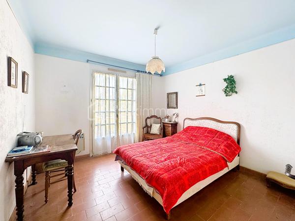 En exclusivité venez découvrir notre dernière pépite!!!

Vous rêvez de créer la maison qui vous ressemble ? Cette propriété est faite pour vous !

Située dans un environnement calme et verdoyant, en fond d'impasse et au sein d'un quartier familial et résidentiel, cette maison à rénover entièrement offre un énorme potentiel d'aménagement grâce à ses volumes, ses dépendances et son magnifique terrain plat et piscinable de plus de 1 000 m²...

La maison de 135 m² au sol se compose comme suit : 
D' Environ 100 m² de plain-pied :
Cuisine de 10 m² avec accès terrasse et garage
Belle pièce de vie de 26 m² avec cheminée et triple ouverture sur le jardin
3 chambres de 9, 12 et 13 m², dont 2 avec accès direct à la terrasse
Salle de bains de 6,6 m²
Salle d'eau de 7,5 m²
2 WC indépendants
et d'Un étage à exploiter de plus de 35 m² minimum supplémentaires comprenant :
2 chambres mansardées (12 m² et 9 m²)
Grenier de 14 m² avec véritable plancher
Combles aménageables permettant d'augmenter encore la surface habitable.

Un extérieur plein de charme
Terrain plat d'environ 1 000 m²
Piscine possible
Garage attenant de 17 m²
Terrasse couverte de 30 m², parfaite pour une future cuisine d'été ou un espace détente
Ancien poulailler de 10 m²
Forage avec pompe électrique
Ruisseau et végétation méditerranéenne offrant un cadre de vie privilégié

Informations importantes : 
Diagnostics en cours de réalisation.
Raccordement au tout-à-l'égout à prévoir (regards déjà installés en limite de propriété).
Mur de clôture à réaliser avec les futurs voisins.

Un bien rare pour les amoureux de rénovation, les familles en quête d'espace ou les investisseurs à la recherche d'un projet à forte valeur ajoutée. Une visite suffira pour imaginer tout son potentiel !