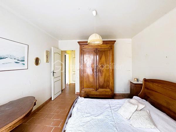 En exclusivité venez découvrir notre dernière pépite!!!

Vous rêvez de créer la maison qui vous ressemble ? Cette propriété est faite pour vous !

Située dans un environnement calme et verdoyant, en fond d'impasse et au sein d'un quartier familial et résidentiel, cette maison à rénover entièrement offre un énorme potentiel d'aménagement grâce à ses volumes, ses dépendances et son magnifique terrain plat et piscinable de plus de 1 000 m²...

La maison de 135 m² au sol se compose comme suit : 
D' Environ 100 m² de plain-pied :
Cuisine de 10 m² avec accès terrasse et garage
Belle pièce de vie de 26 m² avec cheminée et triple ouverture sur le jardin
3 chambres de 9, 12 et 13 m², dont 2 avec accès direct à la terrasse
Salle de bains de 6,6 m²
Salle d'eau de 7,5 m²
2 WC indépendants
et d'Un étage à exploiter de plus de 35 m² minimum supplémentaires comprenant :
2 chambres mansardées (12 m² et 9 m²)
Grenier de 14 m² avec véritable plancher
Combles aménageables permettant d'augmenter encore la surface habitable.

Un extérieur plein de charme
Terrain plat d'environ 1 000 m²
Piscine possible
Garage attenant de 17 m²
Terrasse couverte de 30 m², parfaite pour une future cuisine d'été ou un espace détente
Ancien poulailler de 10 m²
Forage avec pompe électrique
Ruisseau et végétation méditerranéenne offrant un cadre de vie privilégié

Informations importantes : 
Diagnostics en cours de réalisation.
Raccordement au tout-à-l'égout à prévoir (regards déjà installés en limite de propriété).
Mur de clôture à réaliser avec les futurs voisins.

Un bien rare pour les amoureux de rénovation, les familles en quête d'espace ou les investisseurs à la recherche d'un projet à forte valeur ajoutée. Une visite suffira pour imaginer tout son potentiel !