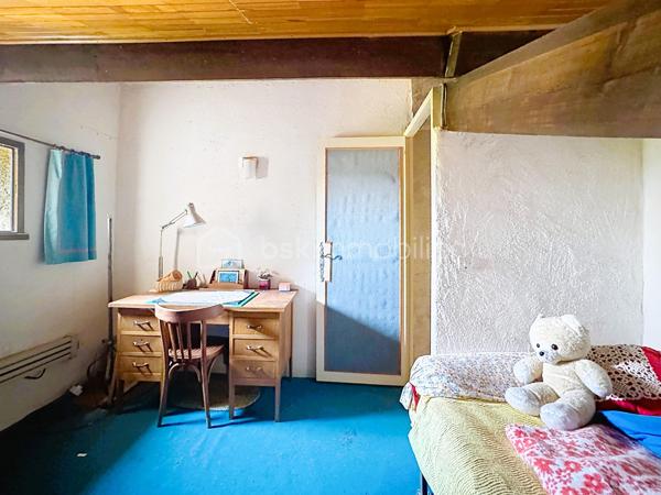 En exclusivité venez découvrir notre dernière pépite!!!

Vous rêvez de créer la maison qui vous ressemble ? Cette propriété est faite pour vous !

Située dans un environnement calme et verdoyant, en fond d'impasse et au sein d'un quartier familial et résidentiel, cette maison à rénover entièrement offre un énorme potentiel d'aménagement grâce à ses volumes, ses dépendances et son magnifique terrain plat et piscinable de plus de 1 000 m²...

La maison de 135 m² au sol se compose comme suit : 
D' Environ 100 m² de plain-pied :
Cuisine de 10 m² avec accès terrasse et garage
Belle pièce de vie de 26 m² avec cheminée et triple ouverture sur le jardin
3 chambres de 9, 12 et 13 m², dont 2 avec accès direct à la terrasse
Salle de bains de 6,6 m²
Salle d'eau de 7,5 m²
2 WC indépendants
et d'Un étage à exploiter de plus de 35 m² minimum supplémentaires comprenant :
2 chambres mansardées (12 m² et 9 m²)
Grenier de 14 m² avec véritable plancher
Combles aménageables permettant d'augmenter encore la surface habitable.

Un extérieur plein de charme
Terrain plat d'environ 1 000 m²
Piscine possible
Garage attenant de 17 m²
Terrasse couverte de 30 m², parfaite pour une future cuisine d'été ou un espace détente
Ancien poulailler de 10 m²
Forage avec pompe électrique
Ruisseau et végétation méditerranéenne offrant un cadre de vie privilégié

Informations importantes : 
Diagnostics en cours de réalisation.
Raccordement au tout-à-l'égout à prévoir (regards déjà installés en limite de propriété).
Mur de clôture à réaliser avec les futurs voisins.

Un bien rare pour les amoureux de rénovation, les familles en quête d'espace ou les investisseurs à la recherche d'un projet à forte valeur ajoutée. Une visite suffira pour imaginer tout son potentiel !