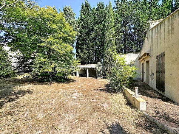 En exclusivité venez découvrir notre dernière pépite!!!

Vous rêvez de créer la maison qui vous ressemble ? Cette propriété est faite pour vous !

Située dans un environnement calme et verdoyant, en fond d'impasse et au sein d'un quartier familial et résidentiel, cette maison à rénover entièrement offre un énorme potentiel d'aménagement grâce à ses volumes, ses dépendances et son magnifique terrain plat et piscinable de plus de 1 000 m²...

La maison de 135 m² au sol se compose comme suit : 
D' Environ 100 m² de plain-pied :
Cuisine de 10 m² avec accès terrasse et garage
Belle pièce de vie de 26 m² avec cheminée et triple ouverture sur le jardin
3 chambres de 9, 12 et 13 m², dont 2 avec accès direct à la terrasse
Salle de bains de 6,6 m²
Salle d'eau de 7,5 m²
2 WC indépendants
et d'Un étage à exploiter de plus de 35 m² minimum supplémentaires comprenant :
2 chambres mansardées (12 m² et 9 m²)
Grenier de 14 m² avec véritable plancher
Combles aménageables permettant d'augmenter encore la surface habitable.

Un extérieur plein de charme
Terrain plat d'environ 1 000 m²
Piscine possible
Garage attenant de 17 m²
Terrasse couverte de 30 m², parfaite pour une future cuisine d'été ou un espace détente
Ancien poulailler de 10 m²
Forage avec pompe électrique
Ruisseau et végétation méditerranéenne offrant un cadre de vie privilégié

Informations importantes : 
Diagnostics en cours de réalisation.
Raccordement au tout-à-l'égout à prévoir (regards déjà installés en limite de propriété).
Mur de clôture à réaliser avec les futurs voisins.

Un bien rare pour les amoureux de rénovation, les familles en quête d'espace ou les investisseurs à la recherche d'un projet à forte valeur ajoutée. Une visite suffira pour imaginer tout son potentiel !