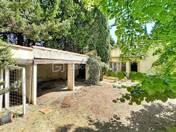 En exclusivité venez découvrir notre dernière pépite!!!

Vous rêvez de créer la maison qui vous ressemble ? Cette propriété est faite pour vous !

Située dans un environnement calme et verdoyant, en fond d'impasse et au sein d'un quartier familial et résidentiel, cette maison à rénover entièrement offre un énorme potentiel d'aménagement grâce à ses volumes, ses dépendances et son magnifique terrain plat et piscinable de plus de 1 000 m²...

La maison de 135 m² au sol se compose comme suit : 
D' Environ 100 m² de plain-pied :
Cuisine de 10 m² avec accès terrasse et garage
Belle pièce de vie de 26 m² avec cheminée et triple ouverture sur le jardin
3 chambres de 9, 12 et 13 m², dont 2 avec accès direct à la terrasse
Salle de bains de 6,6 m²
Salle d'eau de 7,5 m²
2 WC indépendants
et d'Un étage à exploiter de plus de 35 m² minimum supplémentaires comprenant :
2 chambres mansardées (12 m² et 9 m²)
Grenier de 14 m² avec véritable plancher
Combles aménageables permettant d'augmenter encore la surface habitable.

Un extérieur plein de charme
Terrain plat d'environ 1 000 m²
Piscine possible
Garage attenant de 17 m²
Terrasse couverte de 30 m², parfaite pour une future cuisine d'été ou un espace détente
Ancien poulailler de 10 m²
Forage avec pompe électrique
Ruisseau et végétation méditerranéenne offrant un cadre de vie privilégié

Informations importantes : 
Diagnostics en cours de réalisation.
Raccordement au tout-à-l'égout à prévoir (regards déjà installés en limite de propriété).
Mur de clôture à réaliser avec les futurs voisins.

Un bien rare pour les amoureux de rénovation, les familles en quête d'espace ou les investisseurs à la recherche d'un projet à forte valeur ajoutée. Une visite suffira pour imaginer tout son potentiel !