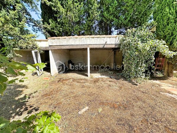 En exclusivité venez découvrir notre dernière pépite!!!

Vous rêvez de créer la maison qui vous ressemble ? Cette propriété est faite pour vous !

Située dans un environnement calme et verdoyant, en fond d'impasse et au sein d'un quartier familial et résidentiel, cette maison à rénover entièrement offre un énorme potentiel d'aménagement grâce à ses volumes, ses dépendances et son magnifique terrain plat et piscinable de plus de 1 000 m²...

La maison de 135 m² au sol se compose comme suit : 
D' Environ 100 m² de plain-pied :
Cuisine de 10 m² avec accès terrasse et garage
Belle pièce de vie de 26 m² avec cheminée et triple ouverture sur le jardin
3 chambres de 9, 12 et 13 m², dont 2 avec accès direct à la terrasse
Salle de bains de 6,6 m²
Salle d'eau de 7,5 m²
2 WC indépendants
et d'Un étage à exploiter de plus de 35 m² minimum supplémentaires comprenant :
2 chambres mansardées (12 m² et 9 m²)
Grenier de 14 m² avec véritable plancher
Combles aménageables permettant d'augmenter encore la surface habitable.

Un extérieur plein de charme
Terrain plat d'environ 1 000 m²
Piscine possible
Garage attenant de 17 m²
Terrasse couverte de 30 m², parfaite pour une future cuisine d'été ou un espace détente
Ancien poulailler de 10 m²
Forage avec pompe électrique
Ruisseau et végétation méditerranéenne offrant un cadre de vie privilégié

Informations importantes : 
Diagnostics en cours de réalisation.
Raccordement au tout-à-l'égout à prévoir (regards déjà installés en limite de propriété).
Mur de clôture à réaliser avec les futurs voisins.

Un bien rare pour les amoureux de rénovation, les familles en quête d'espace ou les investisseurs à la recherche d'un projet à forte valeur ajoutée. Une visite suffira pour imaginer tout son potentiel !