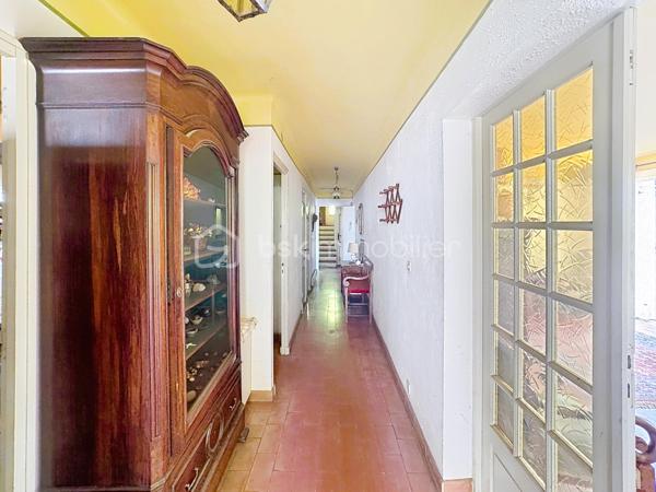 En exclusivité venez découvrir notre dernière pépite!!!

Vous rêvez de créer la maison qui vous ressemble ? Cette propriété est faite pour vous !

Située dans un environnement calme et verdoyant, en fond d'impasse et au sein d'un quartier familial et résidentiel, cette maison à rénover entièrement offre un énorme potentiel d'aménagement grâce à ses volumes, ses dépendances et son magnifique terrain plat et piscinable de plus de 1 000 m²...

La maison de 135 m² au sol se compose comme suit : 
D' Environ 100 m² de plain-pied :
Cuisine de 10 m² avec accès terrasse et garage
Belle pièce de vie de 26 m² avec cheminée et triple ouverture sur le jardin
3 chambres de 9, 12 et 13 m², dont 2 avec accès direct à la terrasse
Salle de bains de 6,6 m²
Salle d'eau de 7,5 m²
2 WC indépendants
et d'Un étage à exploiter de plus de 35 m² minimum supplémentaires comprenant :
2 chambres mansardées (12 m² et 9 m²)
Grenier de 14 m² avec véritable plancher
Combles aménageables permettant d'augmenter encore la surface habitable.

Un extérieur plein de charme
Terrain plat d'environ 1 000 m²
Piscine possible
Garage attenant de 17 m²
Terrasse couverte de 30 m², parfaite pour une future cuisine d'été ou un espace détente
Ancien poulailler de 10 m²
Forage avec pompe électrique
Ruisseau et végétation méditerranéenne offrant un cadre de vie privilégié

Informations importantes : 
Diagnostics en cours de réalisation.
Raccordement au tout-à-l'égout à prévoir (regards déjà installés en limite de propriété).
Mur de clôture à réaliser avec les futurs voisins.

Un bien rare pour les amoureux de rénovation, les familles en quête d'espace ou les investisseurs à la recherche d'un projet à forte valeur ajoutée. Une visite suffira pour imaginer tout son potentiel !