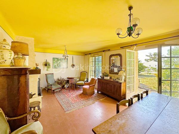 En exclusivité venez découvrir notre dernière pépite!!!

Vous rêvez de créer la maison qui vous ressemble ? Cette propriété est faite pour vous !

Située dans un environnement calme et verdoyant, en fond d'impasse et au sein d'un quartier familial et résidentiel, cette maison à rénover entièrement offre un énorme potentiel d'aménagement grâce à ses volumes, ses dépendances et son magnifique terrain plat et piscinable de plus de 1 000 m²...

La maison de 135 m² au sol se compose comme suit : 
D' Environ 100 m² de plain-pied :
Cuisine de 10 m² avec accès terrasse et garage
Belle pièce de vie de 26 m² avec cheminée et triple ouverture sur le jardin
3 chambres de 9, 12 et 13 m², dont 2 avec accès direct à la terrasse
Salle de bains de 6,6 m²
Salle d'eau de 7,5 m²
2 WC indépendants
et d'Un étage à exploiter de plus de 35 m² minimum supplémentaires comprenant :
2 chambres mansardées (12 m² et 9 m²)
Grenier de 14 m² avec véritable plancher
Combles aménageables permettant d'augmenter encore la surface habitable.

Un extérieur plein de charme
Terrain plat d'environ 1 000 m²
Piscine possible
Garage attenant de 17 m²
Terrasse couverte de 30 m², parfaite pour une future cuisine d'été ou un espace détente
Ancien poulailler de 10 m²
Forage avec pompe électrique
Ruisseau et végétation méditerranéenne offrant un cadre de vie privilégié

Informations importantes : 
Diagnostics en cours de réalisation.
Raccordement au tout-à-l'égout à prévoir (regards déjà installés en limite de propriété).
Mur de clôture à réaliser avec les futurs voisins.

Un bien rare pour les amoureux de rénovation, les familles en quête d'espace ou les investisseurs à la recherche d'un projet à forte valeur ajoutée. Une visite suffira pour imaginer tout son potentiel !