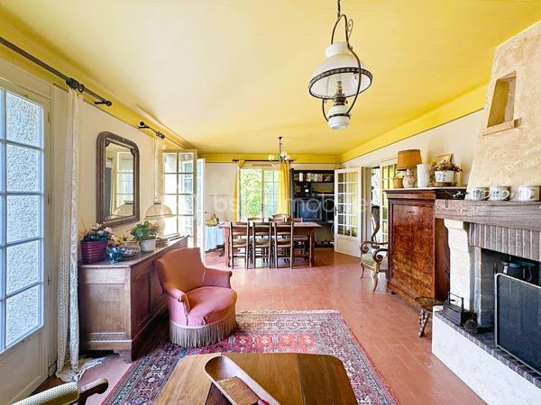 En exclusivité venez découvrir notre dernière pépite!!!

Vous rêvez de créer la maison qui vous ressemble ? Cette propriété est faite pour vous !

Située dans un environnement calme et verdoyant, en fond d'impasse et au sein d'un quartier familial et résidentiel, cette maison à rénover entièrement offre un énorme potentiel d'aménagement grâce à ses volumes, ses dépendances et son magnifique terrain plat et piscinable de plus de 1 000 m²...

La maison de 135 m² au sol se compose comme suit : 
D' Environ 100 m² de plain-pied :
Cuisine de 10 m² avec accès terrasse et garage
Belle pièce de vie de 26 m² avec cheminée et triple ouverture sur le jardin
3 chambres de 9, 12 et 13 m², dont 2 avec accès direct à la terrasse
Salle de bains de 6,6 m²
Salle d'eau de 7,5 m²
2 WC indépendants
et d'Un étage à exploiter de plus de 35 m² minimum supplémentaires comprenant :
2 chambres mansardées (12 m² et 9 m²)
Grenier de 14 m² avec véritable plancher
Combles aménageables permettant d'augmenter encore la surface habitable.

Un extérieur plein de charme
Terrain plat d'environ 1 000 m²
Piscine possible
Garage attenant de 17 m²
Terrasse couverte de 30 m², parfaite pour une future cuisine d'été ou un espace détente
Ancien poulailler de 10 m²
Forage avec pompe électrique
Ruisseau et végétation méditerranéenne offrant un cadre de vie privilégié

Informations importantes : 
Diagnostics en cours de réalisation.
Raccordement au tout-à-l'égout à prévoir (regards déjà installés en limite de propriété).
Mur de clôture à réaliser avec les futurs voisins.

Un bien rare pour les amoureux de rénovation, les familles en quête d'espace ou les investisseurs à la recherche d'un projet à forte valeur ajoutée. Une visite suffira pour imaginer tout son potentiel !
