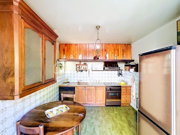 En exclusivité venez découvrir notre dernière pépite!!!

Vous rêvez de créer la maison qui vous ressemble ? Cette propriété est faite pour vous !

Située dans un environnement calme et verdoyant, en fond d'impasse et au sein d'un quartier familial et résidentiel, cette maison à rénover entièrement offre un énorme potentiel d'aménagement grâce à ses volumes, ses dépendances et son magnifique terrain plat et piscinable de plus de 1 000 m²...

La maison de 135 m² au sol se compose comme suit : 
D' Environ 100 m² de plain-pied :
Cuisine de 10 m² avec accès terrasse et garage
Belle pièce de vie de 26 m² avec cheminée et triple ouverture sur le jardin
3 chambres de 9, 12 et 13 m², dont 2 avec accès direct à la terrasse
Salle de bains de 6,6 m²
Salle d'eau de 7,5 m²
2 WC indépendants
et d'Un étage à exploiter de plus de 35 m² minimum supplémentaires comprenant :
2 chambres mansardées (12 m² et 9 m²)
Grenier de 14 m² avec véritable plancher
Combles aménageables permettant d'augmenter encore la surface habitable.

Un extérieur plein de charme
Terrain plat d'environ 1 000 m²
Piscine possible
Garage attenant de 17 m²
Terrasse couverte de 30 m², parfaite pour une future cuisine d'été ou un espace détente
Ancien poulailler de 10 m²
Forage avec pompe électrique
Ruisseau et végétation méditerranéenne offrant un cadre de vie privilégié

Informations importantes : 
Diagnostics en cours de réalisation.
Raccordement au tout-à-l'égout à prévoir (regards déjà installés en limite de propriété).
Mur de clôture à réaliser avec les futurs voisins.

Un bien rare pour les amoureux de rénovation, les familles en quête d'espace ou les investisseurs à la recherche d'un projet à forte valeur ajoutée. Une visite suffira pour imaginer tout son potentiel !