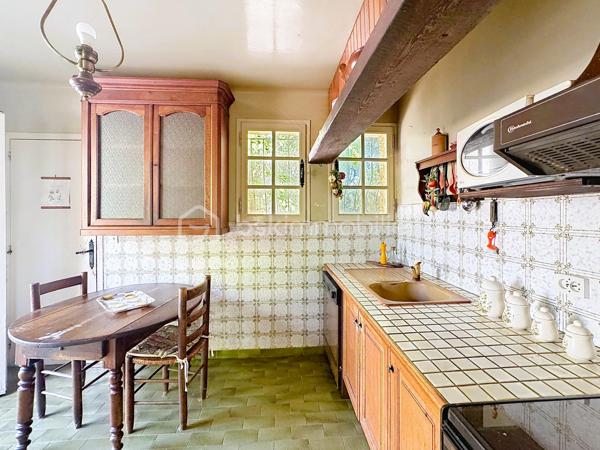 En exclusivité venez découvrir notre dernière pépite!!!

Vous rêvez de créer la maison qui vous ressemble ? Cette propriété est faite pour vous !

Située dans un environnement calme et verdoyant, en fond d'impasse et au sein d'un quartier familial et résidentiel, cette maison à rénover entièrement offre un énorme potentiel d'aménagement grâce à ses volumes, ses dépendances et son magnifique terrain plat et piscinable de plus de 1 000 m²...

La maison de 135 m² au sol se compose comme suit : 
D' Environ 100 m² de plain-pied :
Cuisine de 10 m² avec accès terrasse et garage
Belle pièce de vie de 26 m² avec cheminée et triple ouverture sur le jardin
3 chambres de 9, 12 et 13 m², dont 2 avec accès direct à la terrasse
Salle de bains de 6,6 m²
Salle d'eau de 7,5 m²
2 WC indépendants
et d'Un étage à exploiter de plus de 35 m² minimum supplémentaires comprenant :
2 chambres mansardées (12 m² et 9 m²)
Grenier de 14 m² avec véritable plancher
Combles aménageables permettant d'augmenter encore la surface habitable.

Un extérieur plein de charme
Terrain plat d'environ 1 000 m²
Piscine possible
Garage attenant de 17 m²
Terrasse couverte de 30 m², parfaite pour une future cuisine d'été ou un espace détente
Ancien poulailler de 10 m²
Forage avec pompe électrique
Ruisseau et végétation méditerranéenne offrant un cadre de vie privilégié

Informations importantes : 
Diagnostics en cours de réalisation.
Raccordement au tout-à-l'égout à prévoir (regards déjà installés en limite de propriété).
Mur de clôture à réaliser avec les futurs voisins.

Un bien rare pour les amoureux de rénovation, les familles en quête d'espace ou les investisseurs à la recherche d'un projet à forte valeur ajoutée. Une visite suffira pour imaginer tout son potentiel !