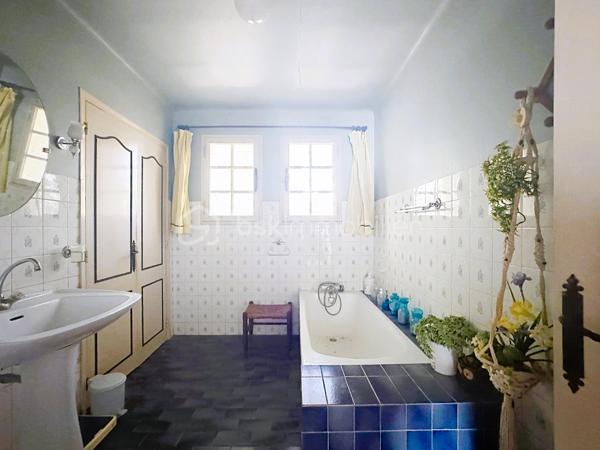 En exclusivité venez découvrir notre dernière pépite!!!

Vous rêvez de créer la maison qui vous ressemble ? Cette propriété est faite pour vous !

Située dans un environnement calme et verdoyant, en fond d'impasse et au sein d'un quartier familial et résidentiel, cette maison à rénover entièrement offre un énorme potentiel d'aménagement grâce à ses volumes, ses dépendances et son magnifique terrain plat et piscinable de plus de 1 000 m²...

La maison de 135 m² au sol se compose comme suit : 
D' Environ 100 m² de plain-pied :
Cuisine de 10 m² avec accès terrasse et garage
Belle pièce de vie de 26 m² avec cheminée et triple ouverture sur le jardin
3 chambres de 9, 12 et 13 m², dont 2 avec accès direct à la terrasse
Salle de bains de 6,6 m²
Salle d'eau de 7,5 m²
2 WC indépendants
et d'Un étage à exploiter de plus de 35 m² minimum supplémentaires comprenant :
2 chambres mansardées (12 m² et 9 m²)
Grenier de 14 m² avec véritable plancher
Combles aménageables permettant d'augmenter encore la surface habitable.

Un extérieur plein de charme
Terrain plat d'environ 1 000 m²
Piscine possible
Garage attenant de 17 m²
Terrasse couverte de 30 m², parfaite pour une future cuisine d'été ou un espace détente
Ancien poulailler de 10 m²
Forage avec pompe électrique
Ruisseau et végétation méditerranéenne offrant un cadre de vie privilégié

Informations importantes : 
Diagnostics en cours de réalisation.
Raccordement au tout-à-l'égout à prévoir (regards déjà installés en limite de propriété).
Mur de clôture à réaliser avec les futurs voisins.

Un bien rare pour les amoureux de rénovation, les familles en quête d'espace ou les investisseurs à la recherche d'un projet à forte valeur ajoutée. Une visite suffira pour imaginer tout son potentiel !