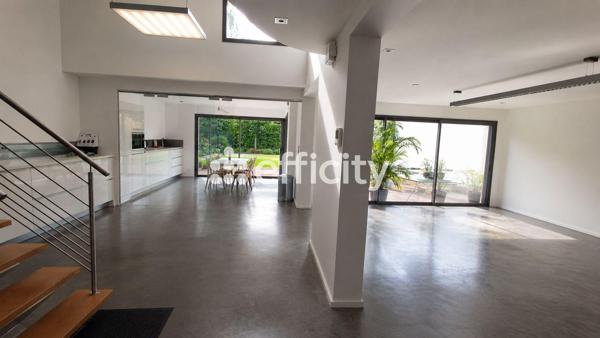 Maison
         5 pièces
        - 190 m² 690 000 € *