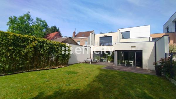Maison
         5 pièces
        - 190 m² 690 000 € *