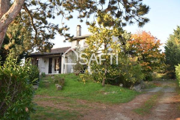 Grande maison lumineuse au coeur d'un petit parc