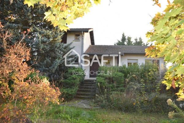 Grande maison lumineuse au coeur d'un petit parc