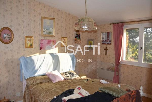 Grande maison lumineuse au coeur d'un petit parc