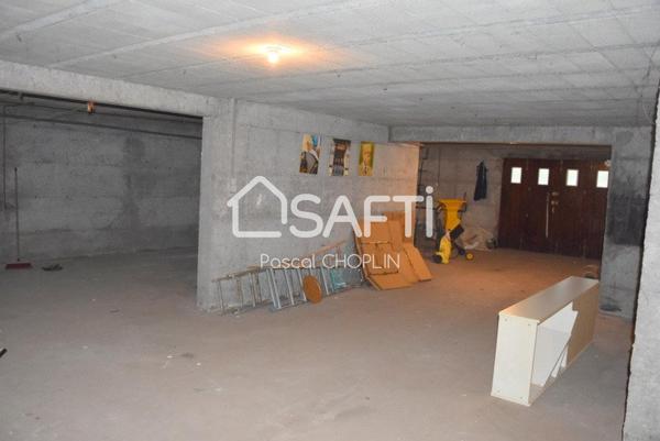 Grande maison lumineuse au coeur d'un petit parc