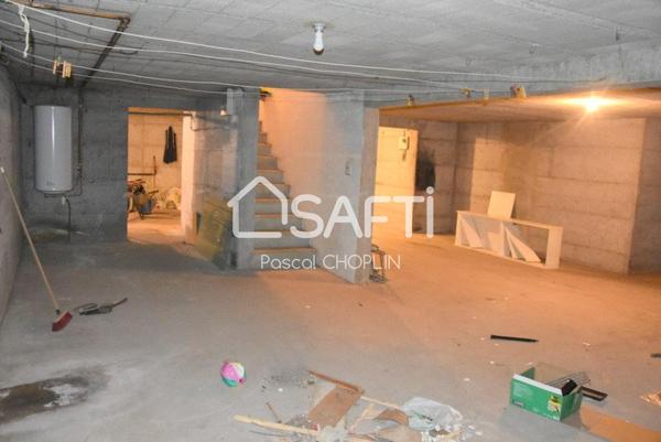 Grande maison lumineuse au coeur d'un petit parc