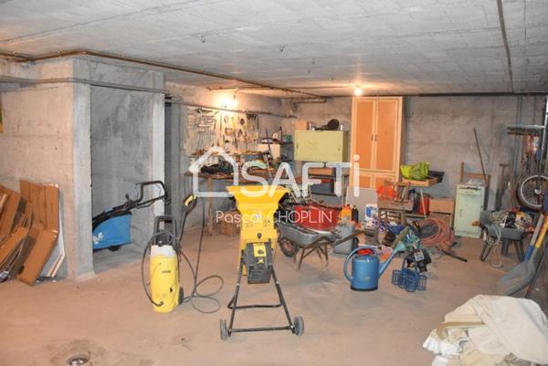 Grande maison lumineuse au coeur d'un petit parc