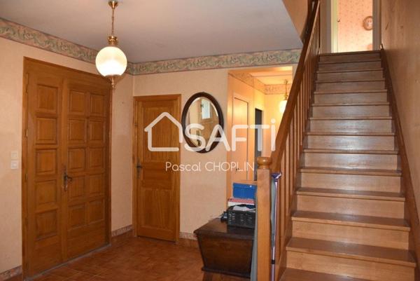 Grande maison lumineuse au coeur d'un petit parc