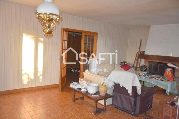 Grande maison lumineuse au coeur d'un petit parc