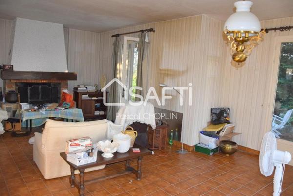 Grande maison lumineuse au coeur d'un petit parc