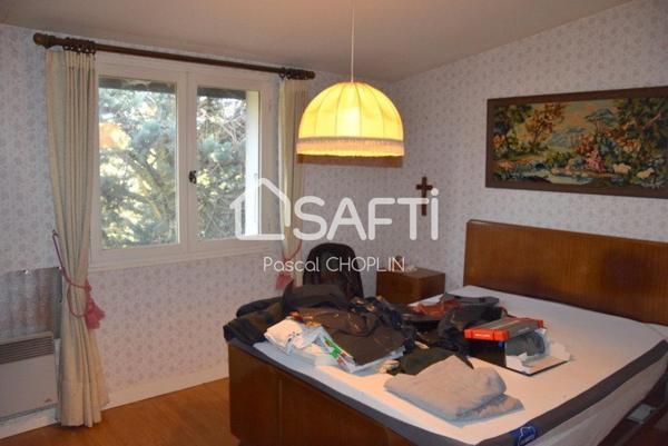 Grande maison lumineuse au coeur d'un petit parc