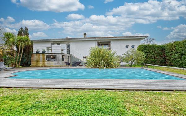 Maison à vendre    6 pièces • 231 m2 Pessac