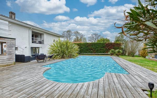 Maison à vendre    6 pièces • 231 m2 Pessac