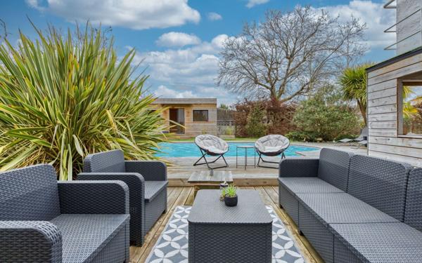 Maison à vendre    6 pièces • 231 m2 Pessac