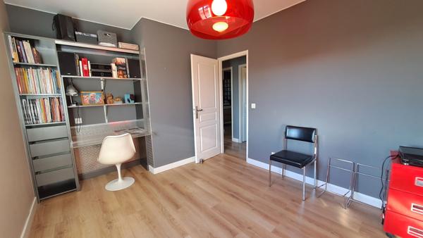 Maison de 119 m²sur 1500 m² de terrain, hangar de 150 m² et bureau d'accueil  Sérignan-du-Comtat (84830)