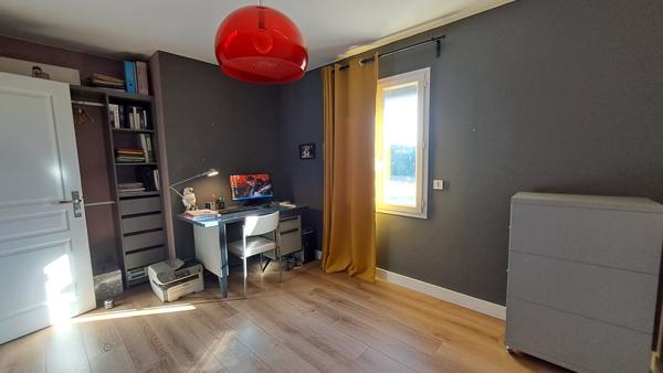 Maison de 119 m²sur 1500 m² de terrain, hangar de 150 m² et bureau d'accueil  Sérignan-du-Comtat (84830)