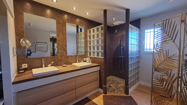 Maison de 119 m²sur 1500 m² de terrain, hangar de 150 m² et bureau d'accueil  Sérignan-du-Comtat (84830)