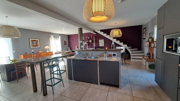 Maison de 119 m²sur 1500 m² de terrain, hangar de 150 m² et bureau d'accueil  Sérignan-du-Comtat (84830)