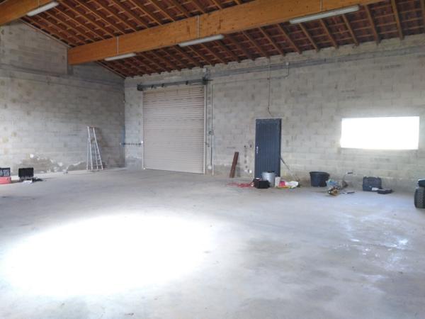 Maison de 119 m²sur 1500 m² de terrain, hangar de 150 m² et bureau d'accueil  Sérignan-du-Comtat (84830)