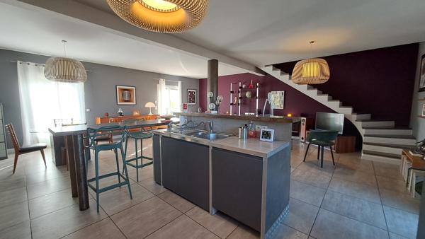 Maison de 119 m²sur 1500 m² de terrain, hangar de 150 m² et bureau d'accueil  Sérignan-du-Comtat (84830)