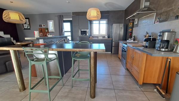 Maison de 119 m²sur 1500 m² de terrain, hangar de 150 m² et bureau d'accueil  Sérignan-du-Comtat (84830)